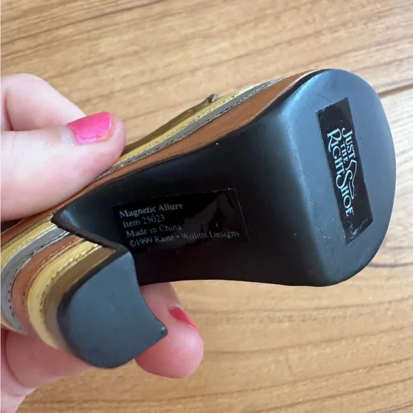 Vintage Just The Right Shoe Collection: Platforms - Picture 4 of 10